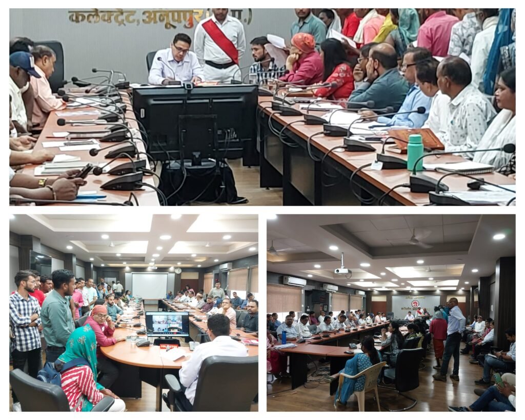 अनूपपुर 01 अक्टूबर 24*साप्ताहिक जनसुनवाई में कलेक्टर हर्षल पंचोली ने आवेदन करता को अपने सामने कुर्सी पर बैठा कर सुनी नागरिकों की समस्याएं