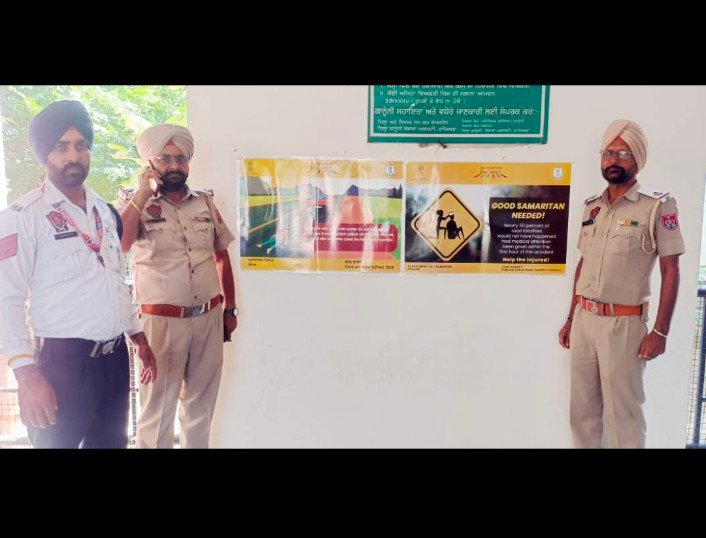 पंजाब 11 अक्टूबर 2024* ट्रैफिक पुलिस ने लोगों को पोस्टर लगाकर ट्रैफिक नियमों के प्रति किया जागरूक