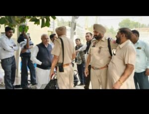 पंजाब 15 नवम्बर 2024* तहसील कम्पलैक्स में डीएसपी कार्याालय के बाहर यातायात नियमों की उल्लंघना करने वाले वाहनों के चालान काटे