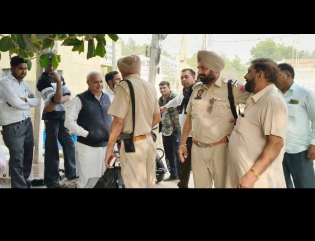 पंजाब 15 नवम्बर 2024* तहसील कम्पलैक्स में डीएसपी कार्याालय के बाहर यातायात नियमों की उल्लंघना करने वाले वाहनों के चालान काटे