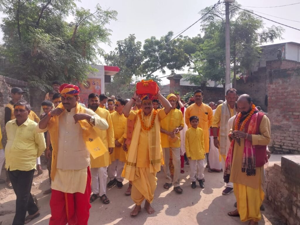 रायबरेली 03 नवम्बर 24*क्षेत्र के जमुरावां ग्राम पंचायत में धूमधाम से निकाली गई भव्य कलश यात्रा