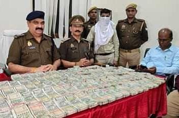 वाराणसी12नवम्बर24*47 लाख रुपए संग पकड़ा गया यात्री, हवाला का पैसा होने का शक, पुलिस कर रही पड़ताल वाराणसी12नवम्बर24*47 लाख रुपए संग पकड़ा गया यात्री, हवाला का पैसा होने का शक, पुलिस कर रही पड़ताल