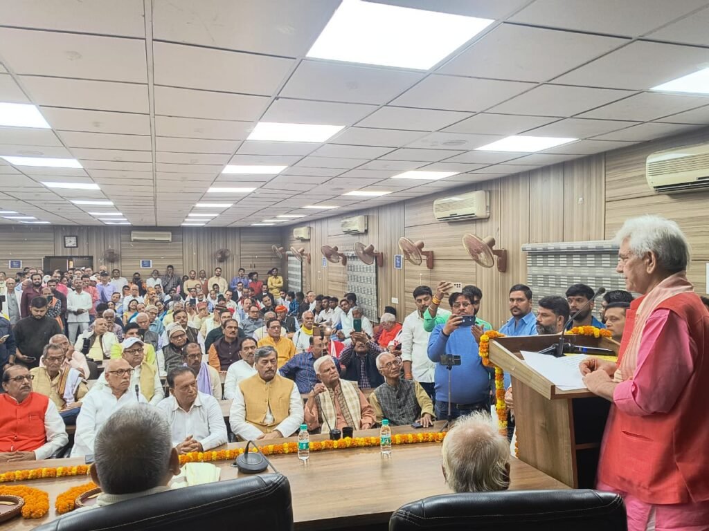 गाजीपुर19नवम्बर24*प्रख्यात हिंदी साहित्यकार एवं लेखक विवेकी राय का जन्म शताब्दी समारोह मना