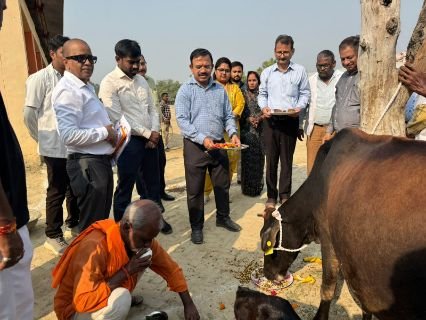 बाराबंकी02नवम्बर24*गोवर्धन पूजन में पहुंचे प्रमुख सचिव ने जानी विभागीय योजनाओं की जमीनी हकीकत।