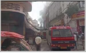 कानपुर नगर02नवम्बर24*कानपुर के सबसे बड़ी बिरहाना रोड दवा मार्केट में लगी आग।