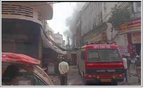 कानपुर नगर02नवम्बर24*कानपुर के सबसे बड़ी बिरहाना रोड दवा मार्केट में लगी आग।