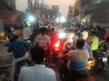 कौशाम्बी03नवम्बर24*जाम के झाम के चक्कर में फसी बहने भाई को टीका करने में दिखी बेचैन*