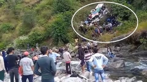 गढ़वाल04नवम्बर24*गढ़वाल-रामनगर रूट पर सल्ट के पास यह हादसा हुआ है।