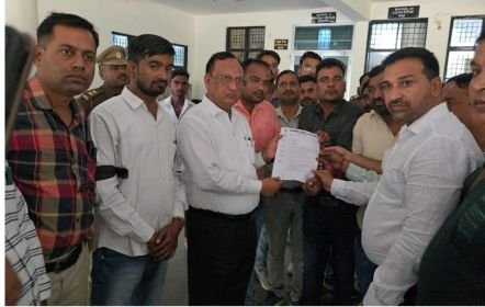 कौशाम्बी04नवम्बर24*पत्रकार की हत्या से आक्रोशित इलेक्ट्रानिक मीडिया क्लब ने विरोध प्रदर्शन कर सौंपा ज्ञापन* कौशाम्बी04नवम्बर24*पत्रकार की हत्या से आक्रोशित इलेक्ट्रानिक मीडिया क्लब ने विरोध प्रदर्शन कर सौंपा ज्ञापन*