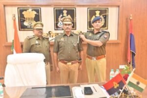 कुशीनगर05नवम्बर24*निरीक्षक पद पर प्रोन्नति पाये उ0नि0 संजय कुमार थानाध्यक्ष तुर्कपट्टी को बैज लगाकर पदोन्नति की शुभकामनाये दीं।