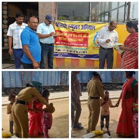 पूर्णिया05नवम्बर24*दीपावली और छठ पर्व में बाहर से आने-जाने वाले बच्चों को पिलाई जा रही पल्स पोलियो की खुराक