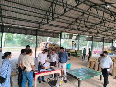 बाराबंकी05नवम्बर24*डीएम ने सफदरगंज मंडी में विभिन्न धान क्रय केंद्रों का आकस्मिक निरीक्षण किया गया। बाराबंकी05नवम्बर24*डीएम ने सफदरगंज मंडी में विभिन्न धान क्रय केंद्रों का आकस्मिक निरीक्षण किया गया।