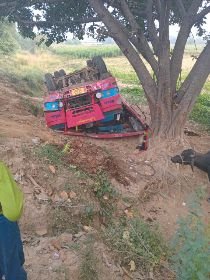 कानपुर देहात05नवम्बर24*तेज रफ्तार बस अनियंत्रित होकर खाई में पलटी