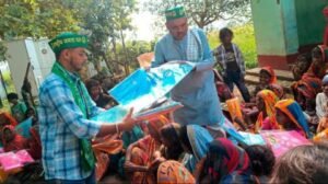 मुंगेर बिहार06नवम्बर24!*महादलित टोला में छठ व्रतियों के बीच जितेंद्र कुशवाहा द्वारा साड़ी वितरण