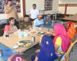 कानपुर देहात06नवम्बर25*शादी की सालगिरह का आनंद* बृद्धआश्रम के बुजुर्गो के साथ-एसपी