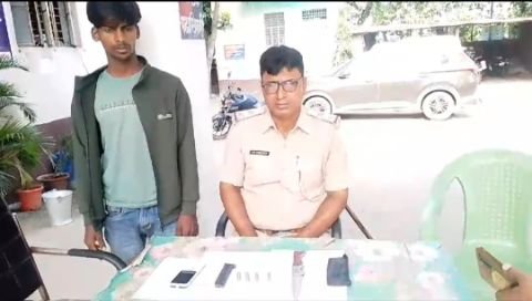 पूर्णिया7नवंबर24*चार जिंदा कारतूस, मैगजीन और धारदार चाकू सहित पल्सर बाइक के साथ एक अपराधी गिरफ्तार। पूर्णिया7नवंबर24*चार जिंदा कारतूस, मैगजीन और धारदार चाकू सहित पल्सर बाइक के साथ एक अपराधी गिरफ्तार।