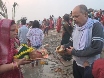 वाराणसी08नवम्बर24*वाराणसी में धूमधाम से मनाया गया छठ पर्व।