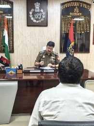 कौशाम्बी09नवम्बर24*पुलिस कार्यालय में आने वाले फरियादियों की समस्याओं को पुलिस अधीक्षक ने सुना*