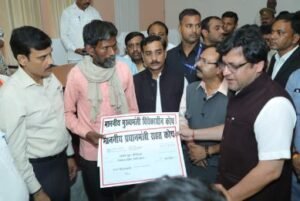 हरदोई08नवम्बर24*आबकारी मंत्री ने दुर्घटना में प्रभावित परिवारों को सौंपा सहायता राशि का चेक*