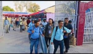 कूचबिहार12नवम्बर24*रात होते ही मतदान कर्मी उपचुनाव के लिए बूथ केंद्र की ओर निकल गये.