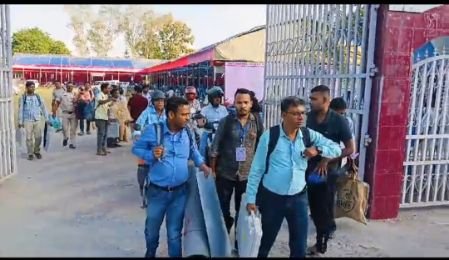 कूचबिहार12नवम्बर24*रात होते ही मतदान कर्मी उपचुनाव के लिए बूथ केंद्र की ओर निकल गये. कूचबिहार12नवम्बर24*रात होते ही मतदान कर्मी उपचुनाव के लिए बूथ केंद्र की ओर निकल गये.