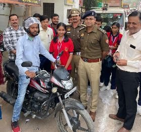बाराबंकी13नवम्बर24*यातायात माह के तहत सीओ सिटी ने वाहन चालकों को वितरित किए हेलमेट बाराबंकी13नवम्बर24*यातायात माह के तहत सीओ सिटी ने वाहन चालकों को वितरित किए हेलमेट