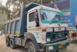 बाराबंकी15नवम्बर24*वाहन चेकिंग के दौरान थाना प्रभारी ने मिट्टी खनन में लगे डम्फर को किया सीज
