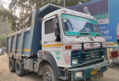 बाराबंकी15नवम्बर24*वाहन चेकिंग के दौरान थाना प्रभारी ने मिट्टी खनन में लगे डम्फर को किया सीज बाराबंकी15नवम्बर24*वाहन चेकिंग के दौरान थाना प्रभारी ने मिट्टी खनन में लगे डम्फर को किया सीज