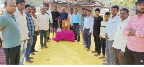 कौशाम्बी16नवम्बर24*महान स्वतंत्रता सेनानी ऊदा देवी के छायाचित्र पर पुष्प अर्पित करते हुए उनके विचारों को कांग्रेस ने किया याद* कौशाम्बी16नवम्बर24*महान स्वतंत्रता सेनानी ऊदा देवी के छायाचित्र पर पुष्प अर्पित करते हुए उनके विचारों को कांग्रेस ने किया याद*