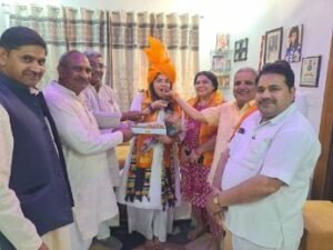मथुरा17नवम्बर24* पुष्पांजलि उपवन में यूपीएससी की परीक्षा पास करने वाली अनुकृति तोमर का सम्मान करते हुए क्षत्रिय नेता