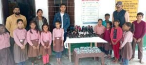 रायबरेली19नवम्बर24*समाजसेवी ने स्कूली बच्चों को बांटी निशुल्क ठंड से बचने हेतु राहत सामग्री बच्चों के खिल उठे चेहरे