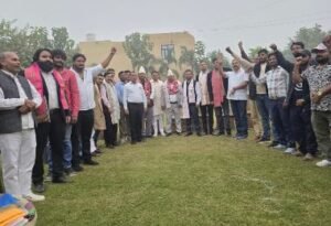 मथुरा20नवम्बर24*सामलिया फार्म हाउस पर उपस्थित बार एसोसिएशन मथुरा के पदाधिकारी, यशवीर सिंह राघव व अन्य।