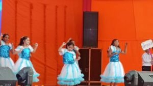 मथुरा20नवम्बर24*रामकली देवी सरस्वती बालिका विद्या मंदिर केशव धाम वृंदावन में सांस्कृतिक कार्यक्रम की प्रस्तुति देती हुईं बच्चियां