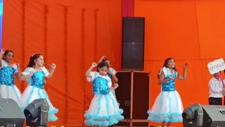 मथुरा20नवम्बर24*रामकली देवी सरस्वती बालिका विद्या मंदिर केशव धाम वृंदावन में सांस्कृतिक कार्यक्रम की प्रस्तुति देती हुईं बच्चियां