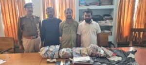 पूर्णिया बिहार 22 नवंबर24 *तीन व्यक्तियों को लॉटरी खरीद-बिक्री करते हुये रंगे हाथ पकड़ा गया