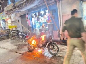 मथुरा22नवम्बर24*बाइक में लगी आग मची अफरा तफरी मथुरा22नवम्बर24*बाइक में लगी आग मची अफरा तफरी