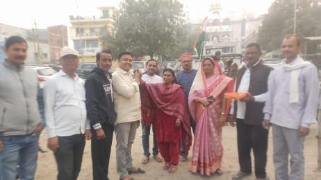 मुगलसराय23नवम्बर24*प्रियंका गांधी की ऐतिहासिक जीत पर कांग्रेसजनों ने एक दूसरे को मिठाई खिलाकर खुशी का इजहार किया।