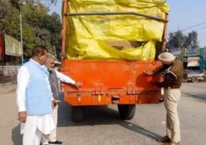 पंजाब22नवम्बर24*ट्रैफिक पुलिस ने वाहनों पर रिफ्लैक्टर लगाये