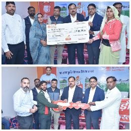 मथुरा24नवम्बर24*किसानों को ट्रैक्टरों की चाबियां देते हुए बैंक अधिकारी