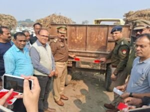 अयोध्या24नवम्बर24*क्षेत्राधिकारी रूदौली ने रौजांगांव चीनी मिल यार्ड में गन्ने से लोड वाहनों में लगाये जा रहे रेट्रो रिफ्लेक्टर टेप का किया औचक निरीक्षण