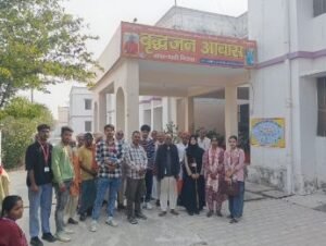 कौशाम्बी26नवम्बर24*रिज़वी पी जी कॉलेज करारी के छात्र छात्राओं ने वृद्ध जनों को वितरित किया खाद्य सामग्री*