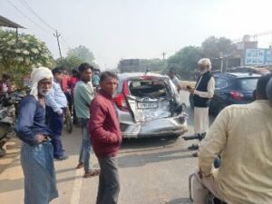 कौशाम्बी26नवम्बर24*कार को टक्कर मार कर अनियंत्रित रोडवेज बस डिवाइडर में चढ़ी*