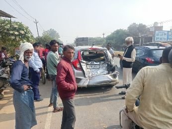 कौशाम्बी26नवम्बर24*कार को टक्कर मार कर अनियंत्रित रोडवेज बस डिवाइडर में चढ़ी*