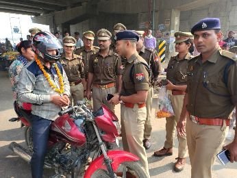 कानपुर नगर26नवम्बर24*एसीपी ने निःशुल्क हेलमेट वितरण कर सड़क सुरक्षा के बारे में बताया कानपुर नगर26नवम्बर24*एसीपी ने निःशुल्क हेलमेट वितरण कर सड़क सुरक्षा के बारे में बताया