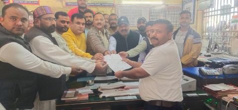 देहरादून29नवम्बर24*रेलवे फाटक के दोनों तरफ जाम से निजात पाने के लिए भाजपा कार्यकर्ताओं स्टेशन अधीक्षक से मिले,