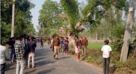 बाराबंकी30नवम्बर24*चेन खींचकर भाग रहे स्नेचर को ग्रामीणों ने पकड़ कर पुलिस को सौंपा