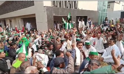 लखनऊ30नवम्बर24*गोमती नगर के बजाज भवन पर सैकड़ों किसान।