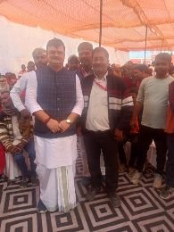 अयोध्या30नवम्बर24*मुख्य सफाई नायक पूर्णेन्द त्रिपाठी को मेयर महन्थ गिरीश पति त्रिपाठी ने किया सम्मानित