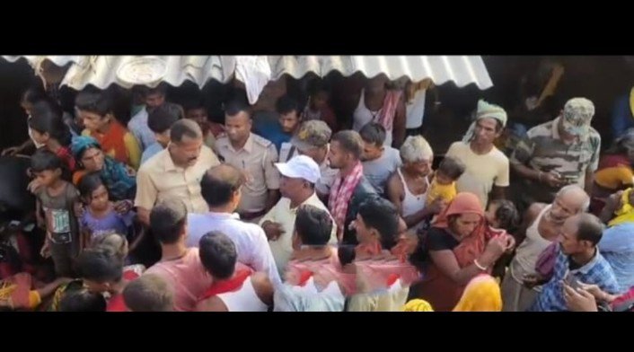 भागलपुर बिहार*१०/११/२४* शौचालय की टंकी में दम घुटने से एक ही परिवार के 3 लोगों की हुई मौत, परिजनों में मचा कोहराम भागलपुर बिहार*१०/११/२४* शौचालय की टंकी में दम घुटने से एक ही परिवार के 3 लोगों की हुई मौत, परिजनों में मचा कोहराम
