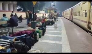 भागलपुर बिहार 17नवम्बर24*रात भर लाइन में लगकर कुँवसा मैं बैठ कर यात्री लोग कर रहे हैं अपनी ट्रेनों का इंतजार